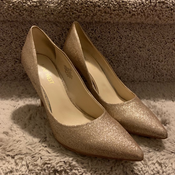 🎉Host Pick 🎉 Nine West - Gold Sparkle Heels - Picture 1 of 12